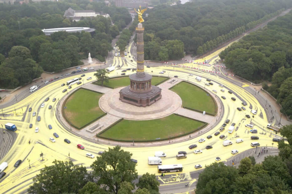 Auf den rund 3500 Liter gelber Farbe ereigneten sich am 26. Juni rund um die Berliner Siegessäule zahlreiche Unfälle. Von oben sollte eine Sonne symbolisiert werden.