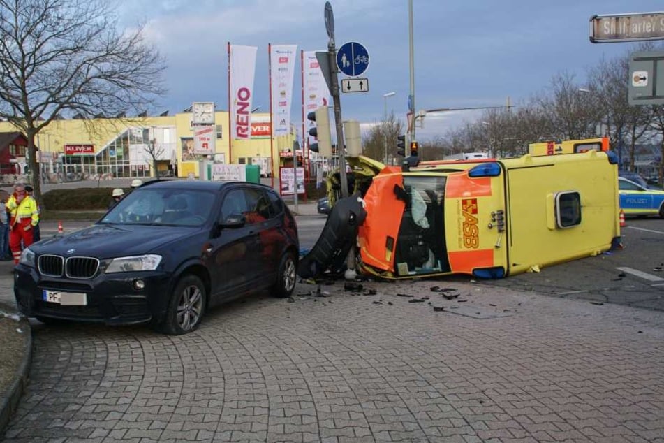 Bei der Kollision kippte der Rettungswagen zur Seite.