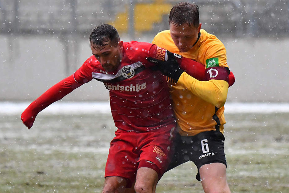 Welch ein Acker: Marco Hartmann (r.) ringt mit Bautzens Tony Schmidt um den Ball.