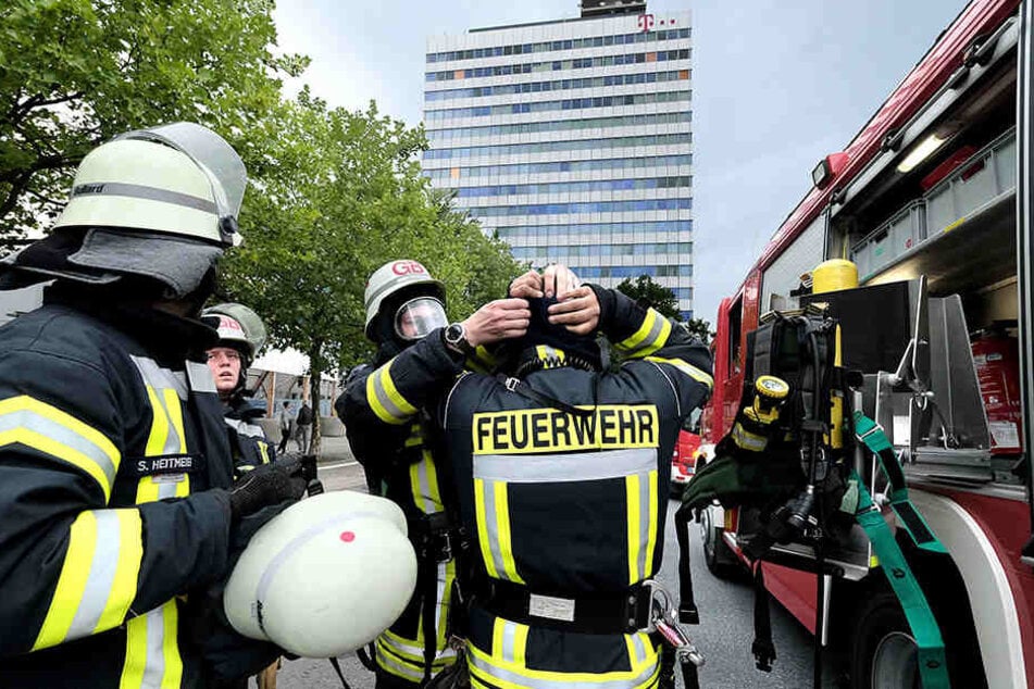 Mit Atemschutz gingen die Einsatzkräfte in das Nebengebäude vom Telekom-Hochaus.