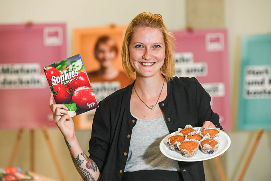 Sophie Koch (26) mit ihrem Kochbuch und den geliebten Muffins.