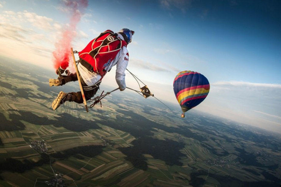 In 1800 Metern luftiger Höhe schaukelten vier Mutige unter einem Ballon.