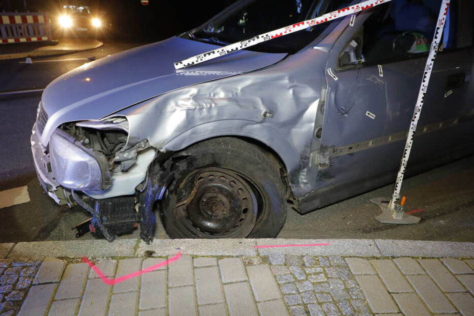 Der Opel wollte gerade abbiegen, als der schreckliche Unfall passierte.