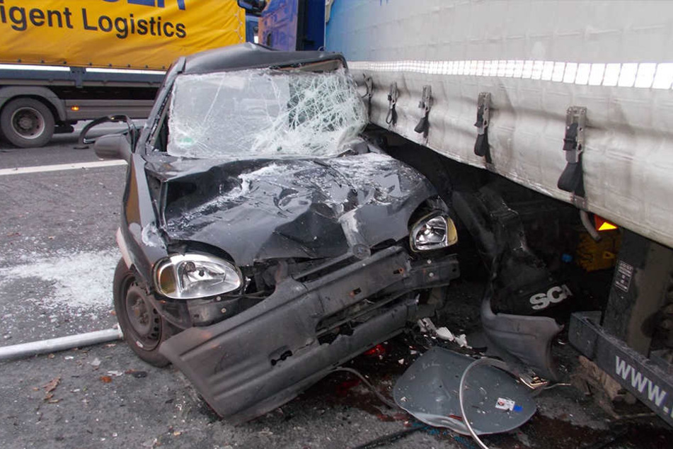Der Opel Corsa wurde bei dem Unfall komplett zerstört, die junge Frau ist schwer verletzt.