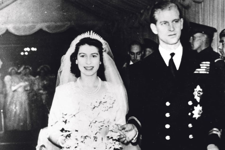 Die Braut trug ein Kleid des englischen Designers Sir Norman Hartnell. So kurz nach dem Krieg musste sie es mittels Kleidermarken bezahlen.