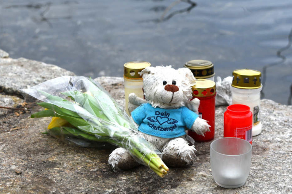 Kerzen und ein Plüschtier am Ufer des Pfingstbergweihers. Hier wurde am 12. Januar die Babyleiche entdeckt.