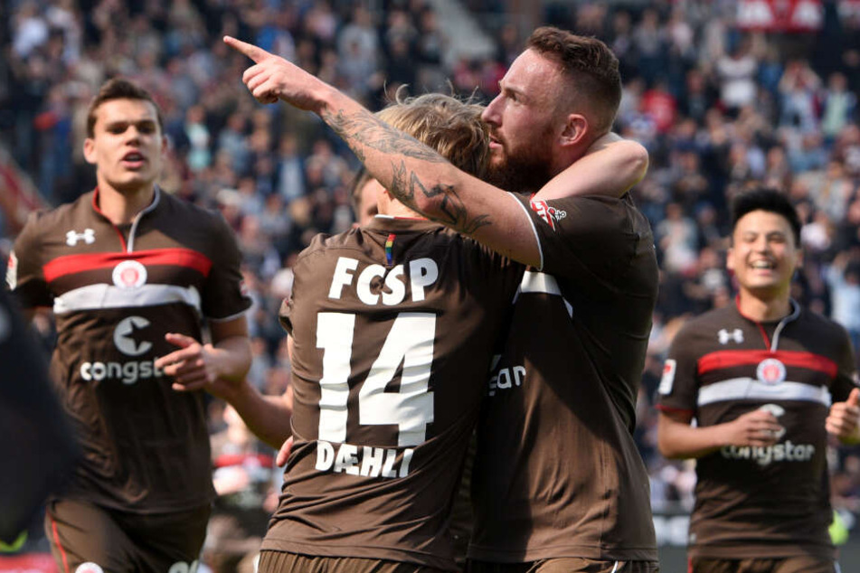 Marvon Knoll (Mitte) jubelt mit seinen Teamkollegen nach dem Führungstreffer.