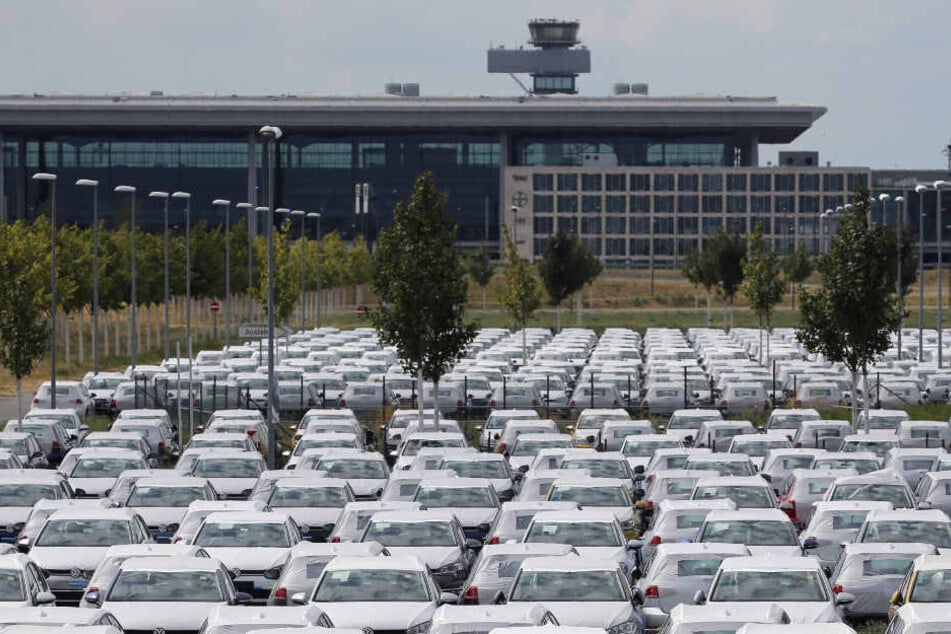 Nicht zugelassene Volkswagen stehen auf dem Parkplatz des Flughafen BER.