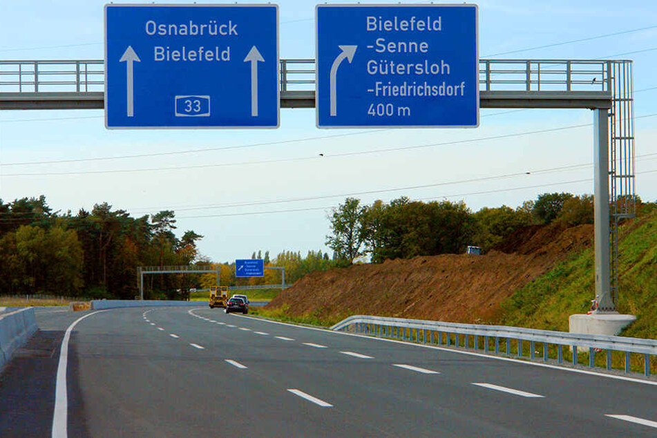 Der Fahrer eines Mercedes krachte auf der A33 in einen Lkw.