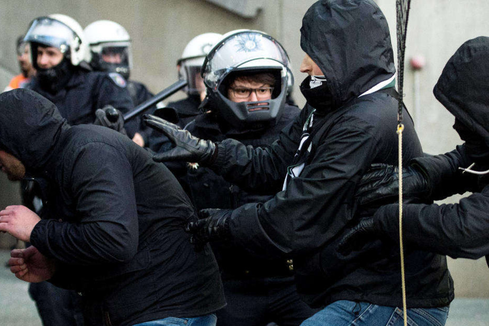 Die Polizei in Köln stellt sich im Heimspiel des FC gegen Dynamo Dresden auf ähnliche Szenen ein wie hier im Januar beim Bundesliga-Kick gegen Borussia Mönchengladbach.