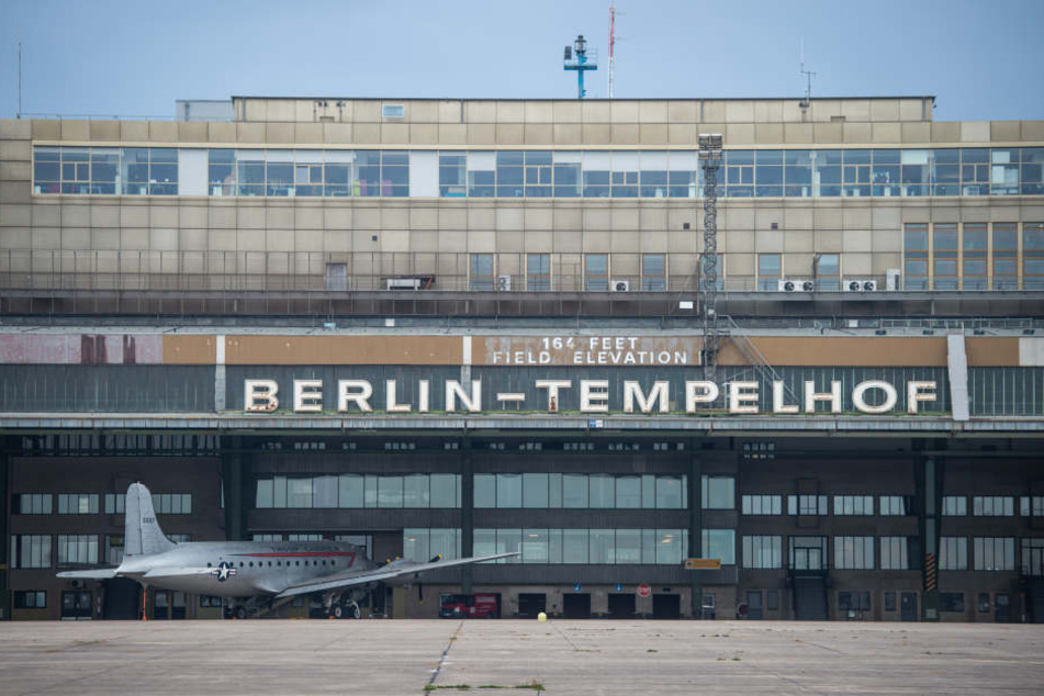 Es sollen keine Flüchtlinge mehr im Gebäude des ehemaligen Flughafens untergebracht werden (Symbolbild).