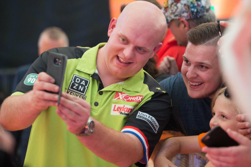 Dart-Weltmeister Michael van Gerwen mit Fans.