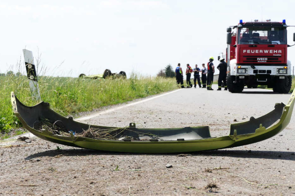 Teile des Fahrzeugs verteilten sich auf der Straße.