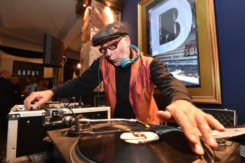 DJ Bongo legt bei der Mauerfall-Party im Ostteil des Parkhotels Hits aus den 80ern auf.