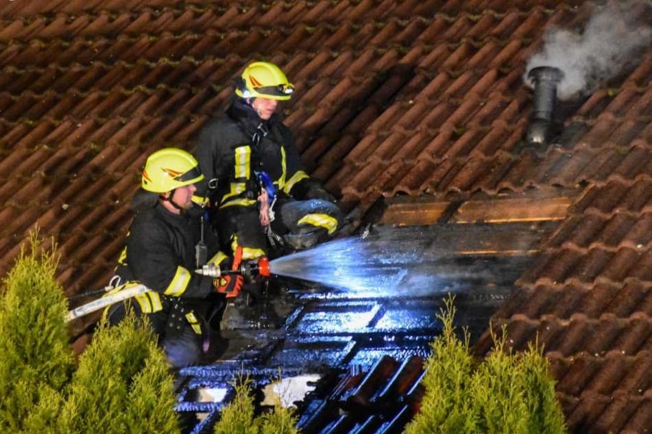 55 Feuerwehrmänner waren bei den schwierigen Löscharbeiten im Einsatz.