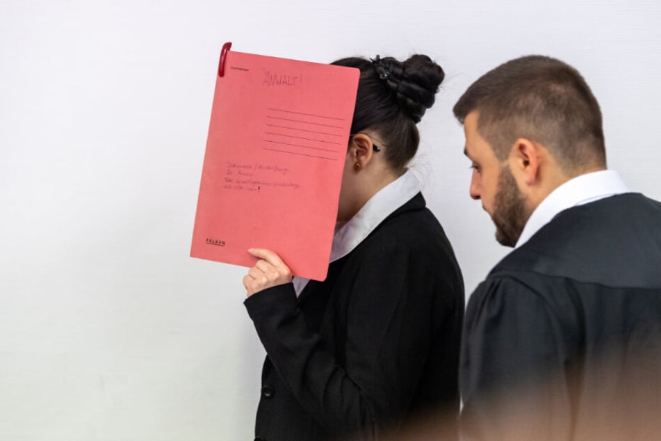 Die Angeklagte soll sich der Terrormiliz Islamischer Staat (IS) im Irak angeschlossen haben.