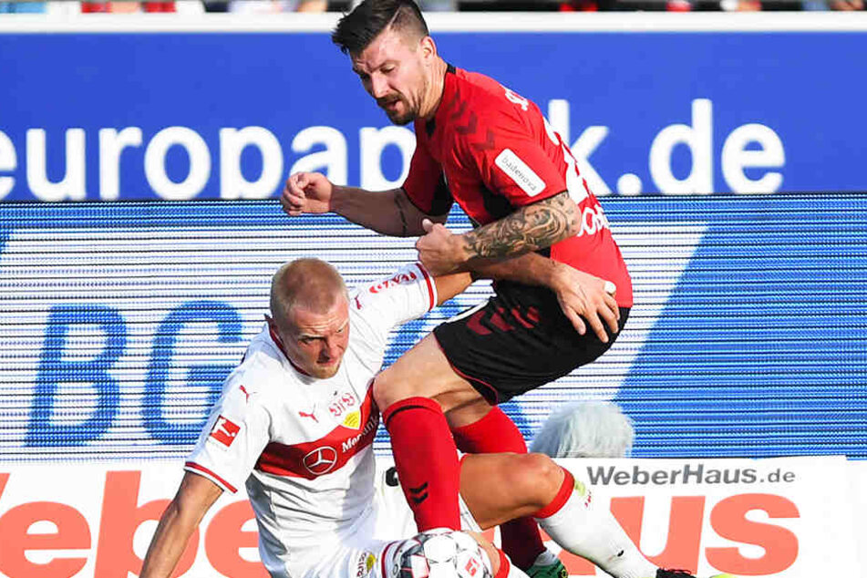 Freiburgs Torschütze zum 1:0, Jerôme Gondorf (r.), und Stuttgarts Andreas Beck (l.) kämpfen um den Ball.