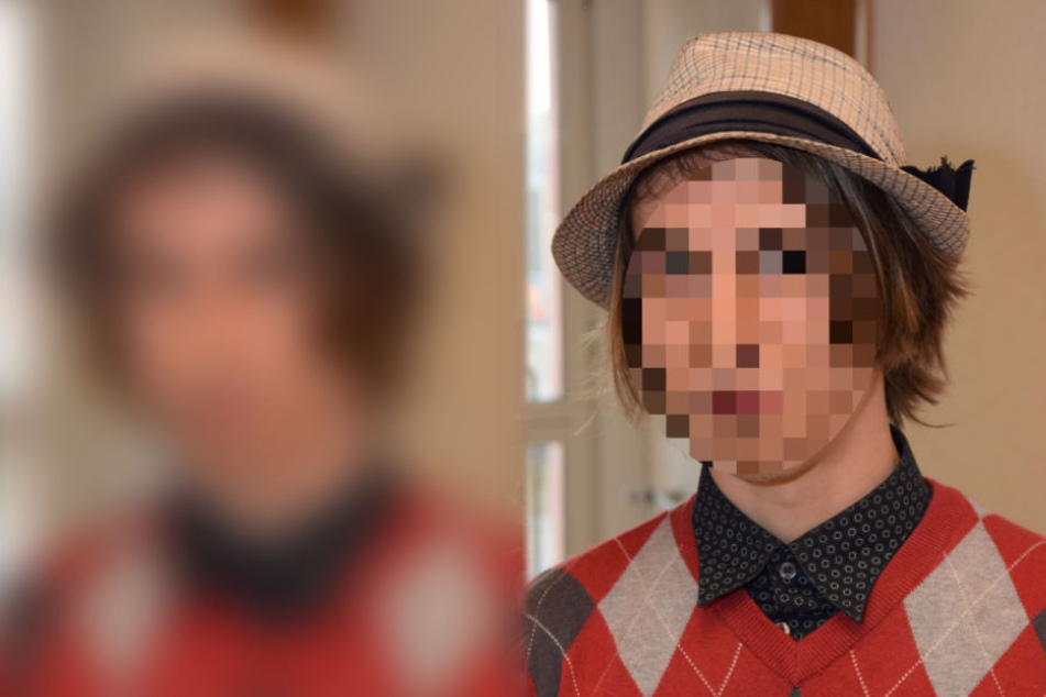Der Student erschien vor Gericht mit Hut.
