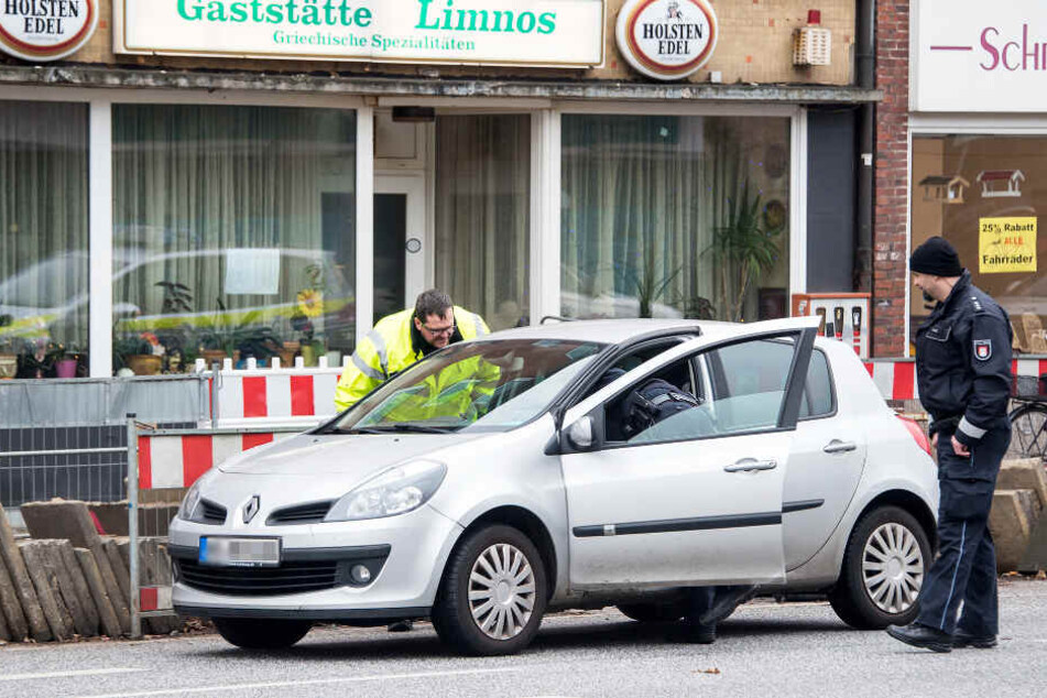 Die Polizei nimmt das Unfallauto unter die Lupe.