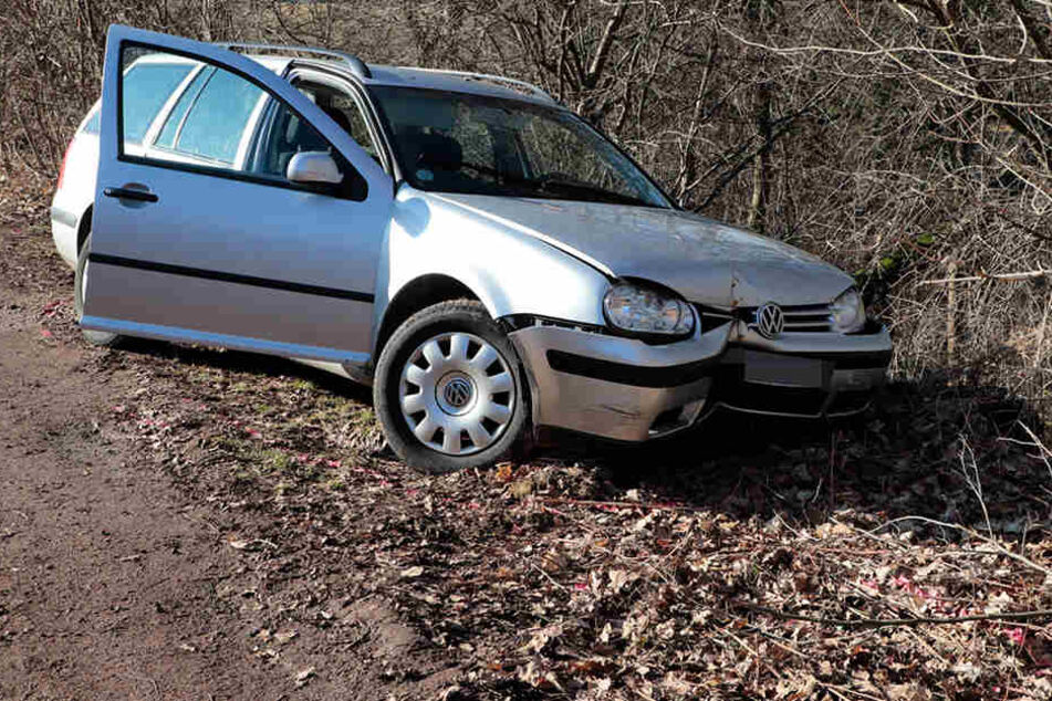 Der VW ist von der Fahrbahn abgekommen und in eine Baumgruppe gefahren.