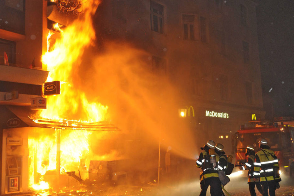 Eine Boutique brannte nach der Sprengung 2012 völlig aus. (Archivbild)