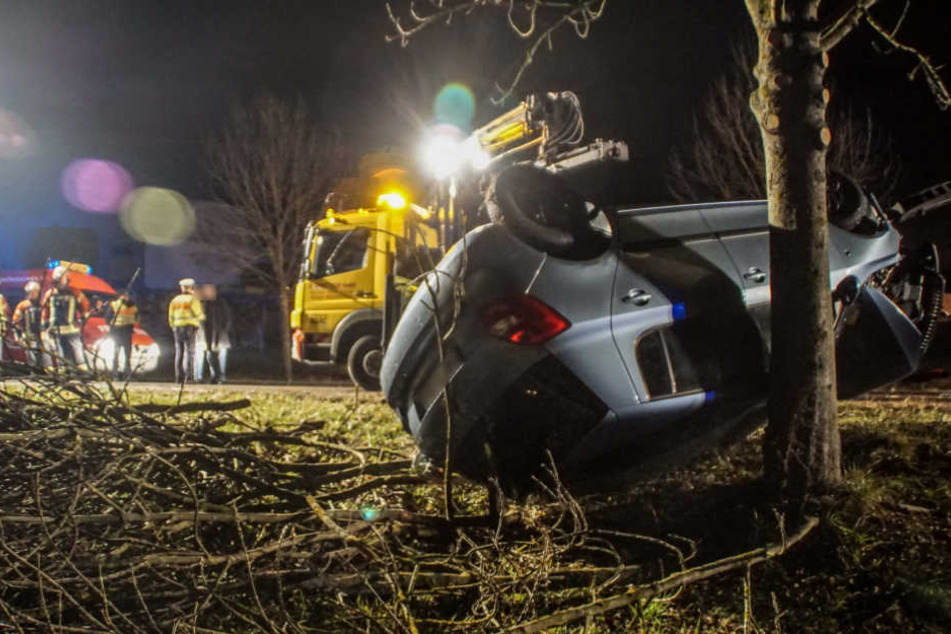 Der 24-Jährige krachte mit seinem Skoda gegen einen Baum.