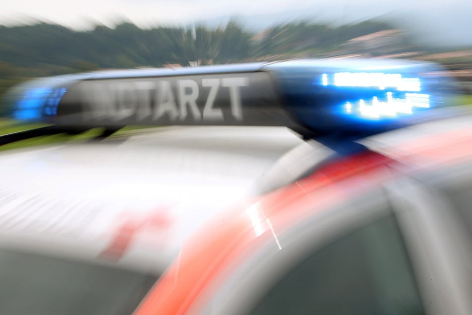 Der Beifahrer (27) des Autos erlitt durch den Aufprall schwere Verletzungen.