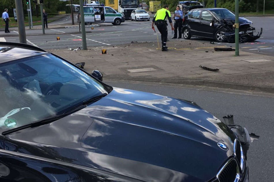 Während der Unfallaufnahme ist die große Kreuzung komplett gesperrt.
