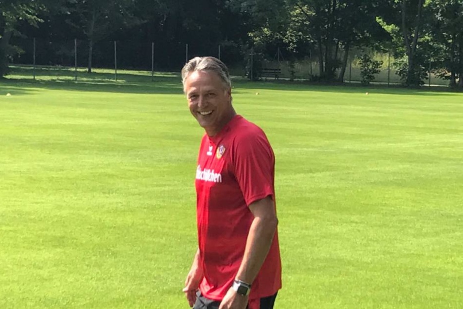 Trainer Uwe Neuhaus ist zum Auftakt bestens gelaunt.