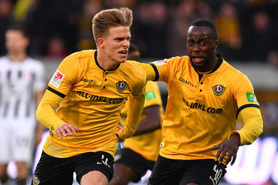 Dzenis Burnic (l.) bejubelt zusammen mit Erich Berko seinen so wichtigen Treffer gegen den FC St. Pauli.