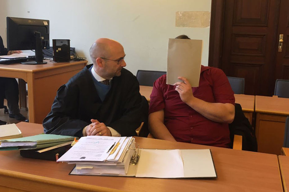 Andy K. (29, rechts) mit seinem Rechtsanwalt Ingo Stolzenburg.