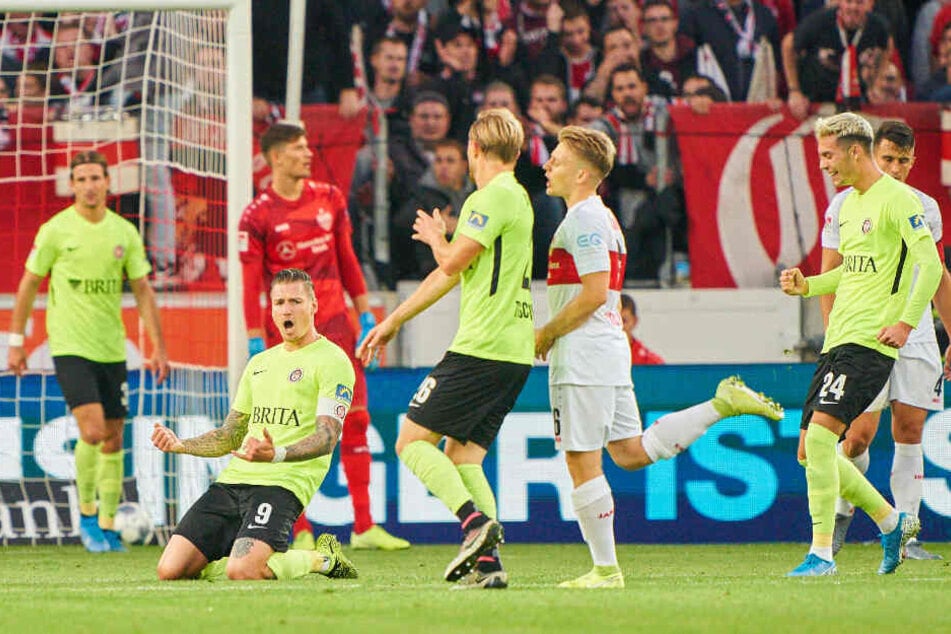 Manuel Schäffler (am Boden) bejubelt in Stuttgart sein Siegtor zum 2:1. Den Wiesbadenern reichten beim VfB zwei Schüsse zu zwei Toren.