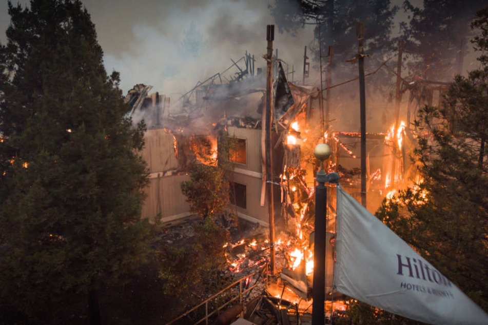 Das Hilton Hotel in Santa Rosa steht nach einem großen Waldbrand in Flammen.