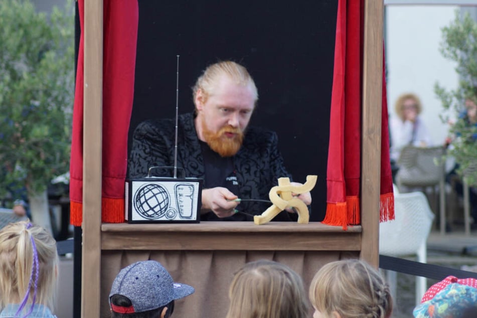 Calum MacAskill (34) will schon Einjährige fürs Puppentheater begeistern.