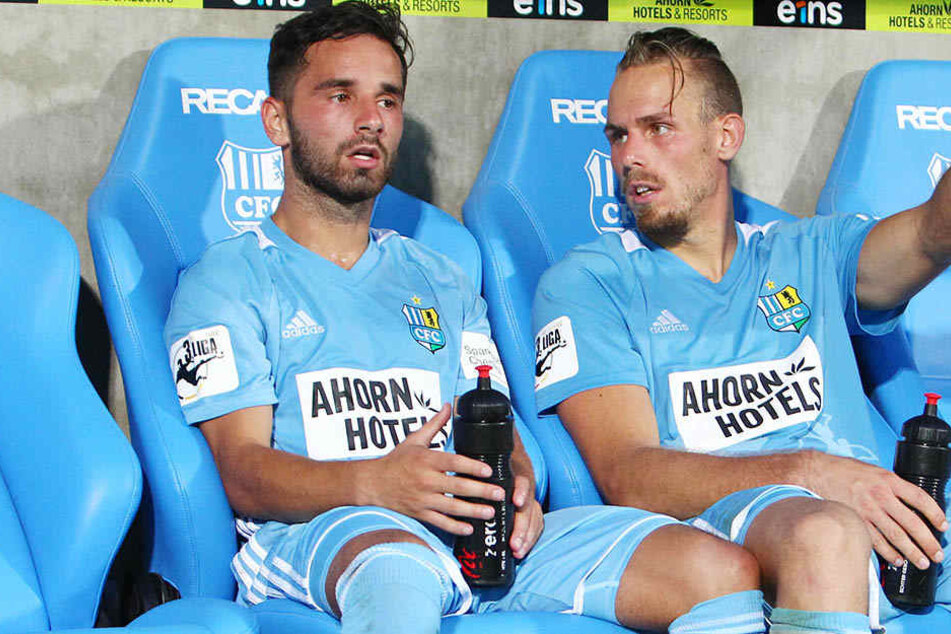 Keine Seltenheit mehr beim CFC: Okan Aydin (l.) auf der Bank - hier mit Maurice Trapp.