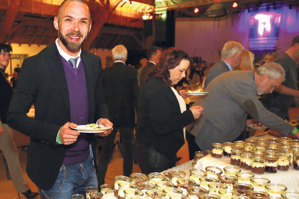 Stärkung muss sein: FCE-Oldie Christian Tiffert naschte am Buffet - natürlich nur gesunde Sachen.