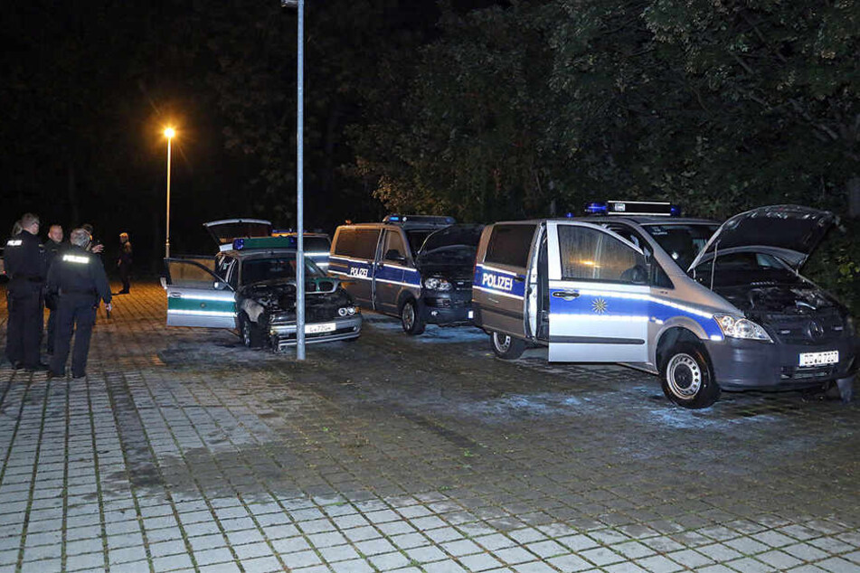 In der Nacht zum Sonntag haben Unbekannte drei Einsatzwagen der Polizei angezündet.