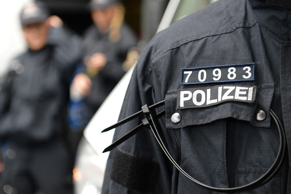 Unter Vorhalt von Schusswaffen zwangen die Polizisten den Mann zum Anhalten. (Symbolbild)