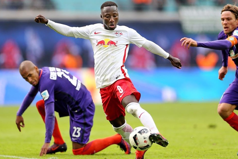Leipzigs Naby Keita spielt den Gegnern (hier Bremens Gebre Selassie und Clemens Fritz) immer wieder Knoten in die Beine.