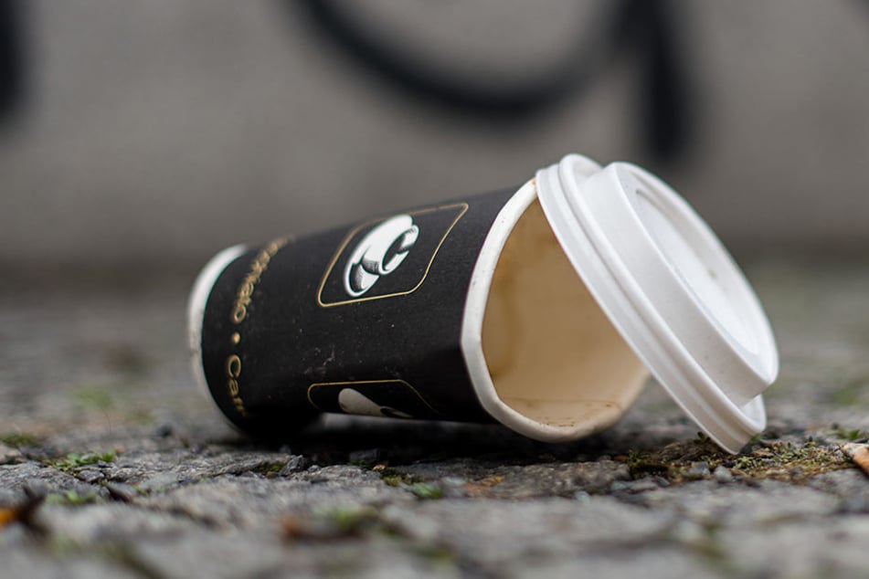 Um die Vermüllung der Stadt mit Pappbechern zu vermeiden, schlagen die Grünen ein städtisches Mehrwegbecher-System vor. (Symbolbild)