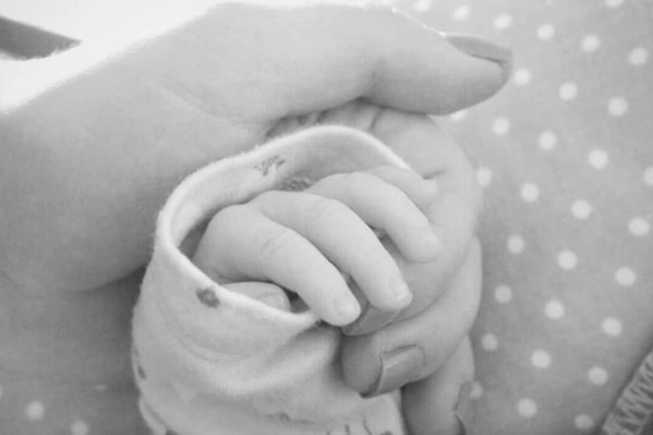 Senta-Sofia Delliponti zeigt auf Instagram zum ersten Mal ein kleines Detail ihrer Tochter.