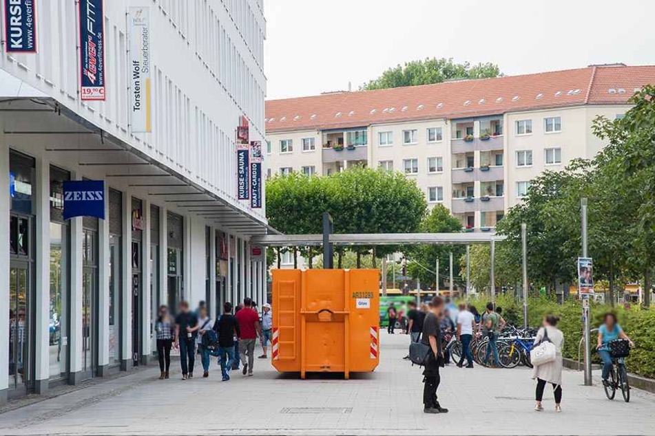 Die Zufahrt Am Wall ist bereits durch einen Container gesichert. Drei weitere werden am Freitag aufgestellt.