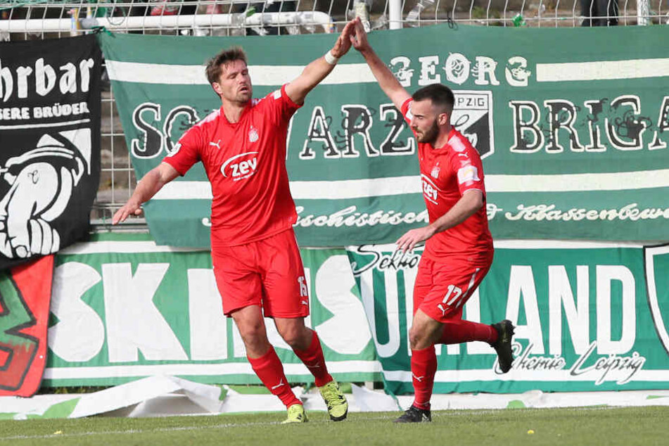 Ronny König (Zwickau) hat zum 2:2 Ausgleich getroffen und jubelt mit Morris Schröter (Zwickau)