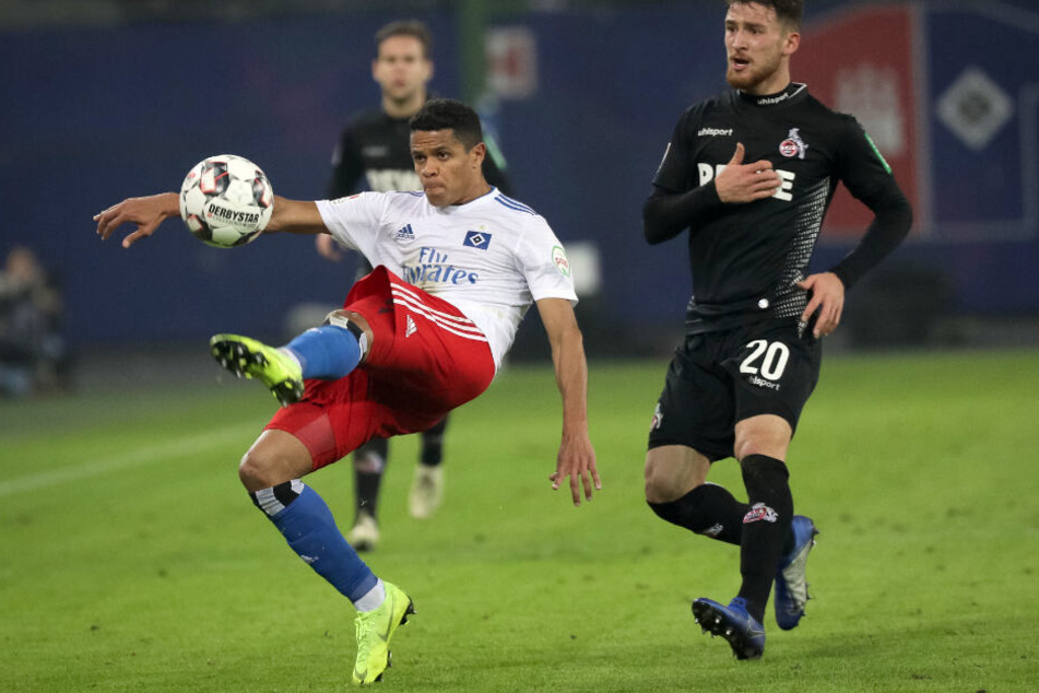 Hamburgs Douglas Santos kontrolliert den Ball neben Kölns