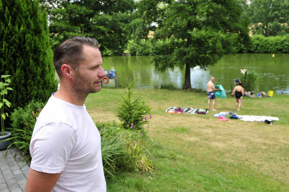 Er passt auf seine Badegäste auf: Frank Buschbeck (38), Betreiber des Naturbads Niederwiesa.