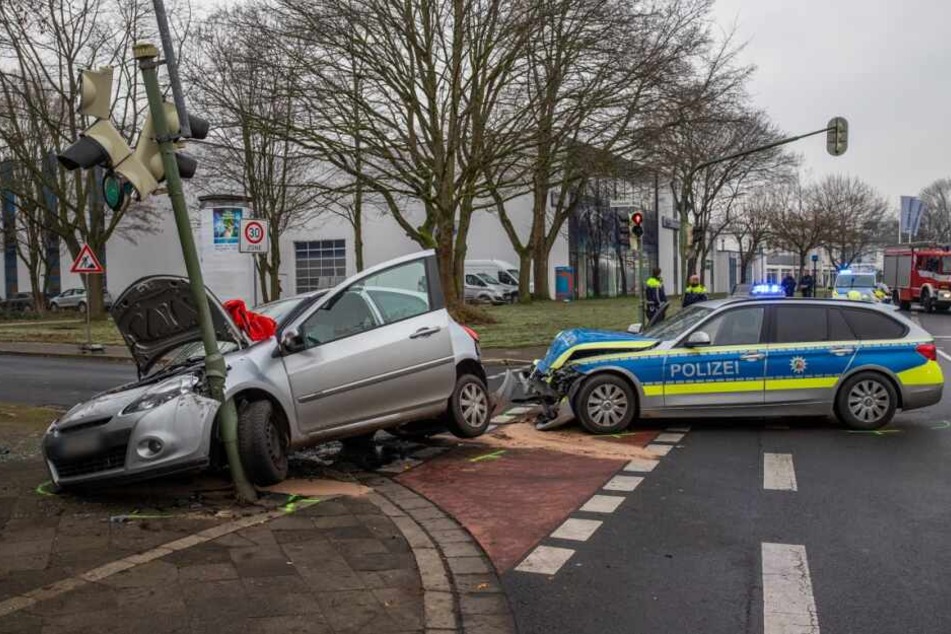 Bei dem Unfall wurde ein Mensch im Unfallauto schwer verletzt, ein beteiligter Polizist im Streifenwagen leicht verletzt.