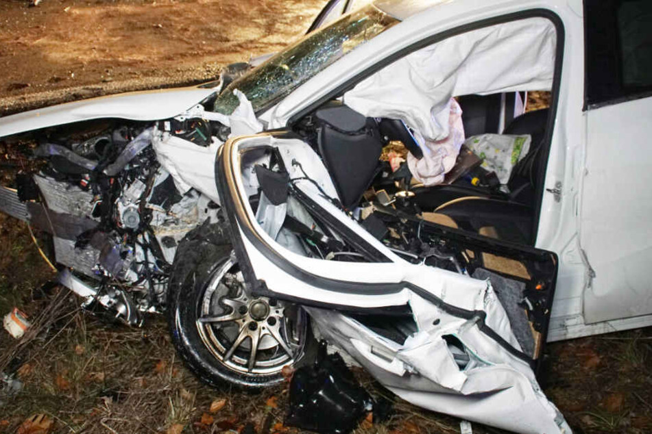 Der verunfallte weiße Wagen wurde auf einen Grünstreifen abgewiesen.