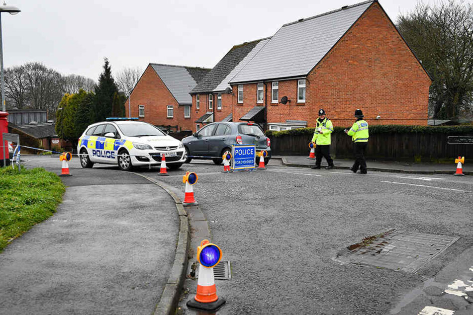 Polizisten kontrollieren die Zufahrt zur Christie Miller Road in Salisbury, nahe dem Haus des Doppelagenten Skripal, der mit seiner Tochter Opfer eines Nervengift-Angriffs wurde.