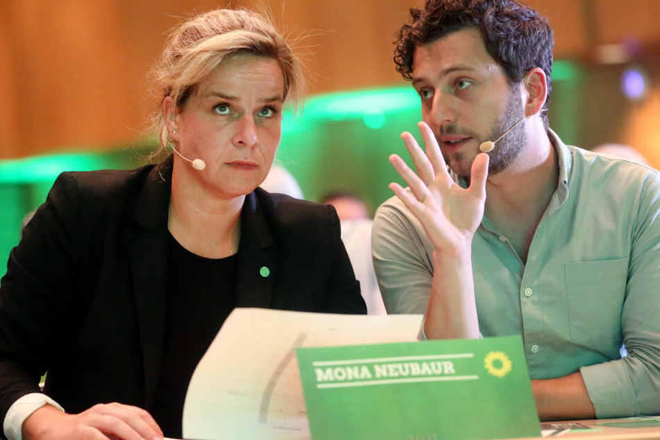 Mona Neubaur (l) und Felix Banaszak unterhalten sich während des Landesparteitags von Bündnis 90/Die Grünen Nordrhein-Westfalen.