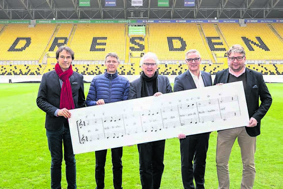 Kreuzkantor Roderich Kreile (Mitte) mit Sponsoren und Organisatoren im Stadion.